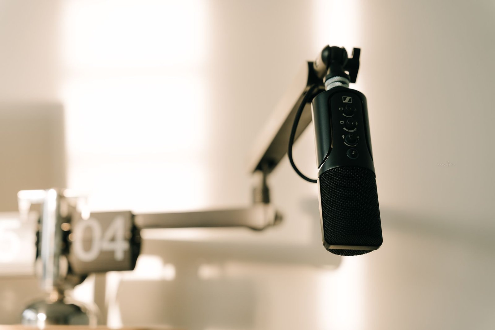 Hvordan monetisere podcast uden sponsorater — 5 metoder der virker for soloselvstændige